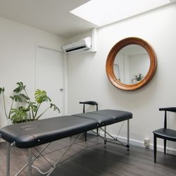 Hone Piercing - Piercing Room