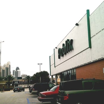 Publix - cars parked in front of a building - Grocery Near Me - Sunny Isles Beach, Florida Publix - cars parked in front of a building - Grocery Near Me - Sunny Isles Beach, Florida