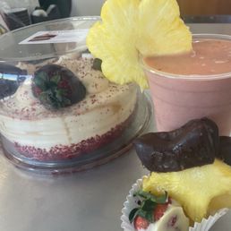 Bouquet smoothie, chocolate covered strawberries and pineapple, and cake Bouquet smoothie, chocolate covered strawberries and pineapple, and cake