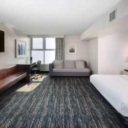 Ramada Plaza by Wyndham Geneva Lakefront Resort - Guest room