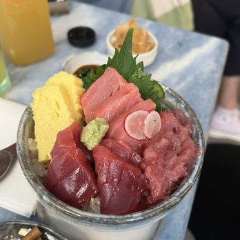 Takuto - Chirashi Toro Akami - Sushi Bars Near Me - Paris