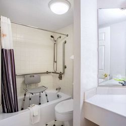 Baymont by Wyndham Abilene - Guest room bath