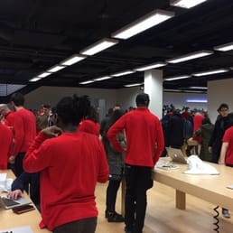 Madness in this store!! Lots of people to help (in red) but very busy!!