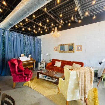 Column 15 - Couch seating - Coffee & Tea Near Me - Williamsburg, Virginia