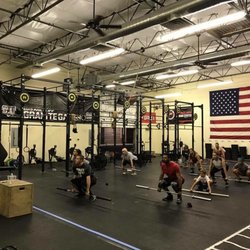 CrossFit Golden Titan - Coach Kawika teaching 6:30pm class.