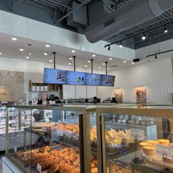 Tous Les Jours - Pastry cabinet