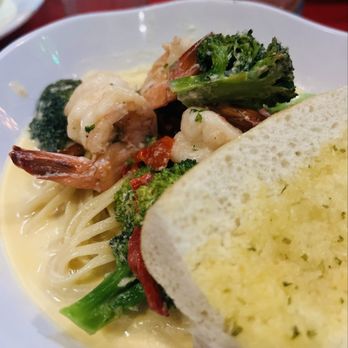 Lips - Shrimp fettuccine with garlic bread - Bars Near Me - San Diego, California