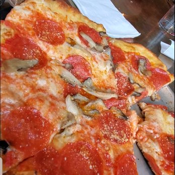Von Ebert Brewing - Glendoveer - HH pepperoni pizza $9 Perfection - Brewpubs Near Me - Portland, Oregon