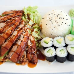 Linh's - Menü 6 Gegrillte Ente mit Sushireis, Salat, 3 Gurkenmaki und 3 Avocadomaki