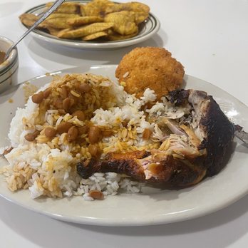 El Valle Restaurant 809 - Arroz y Habichuelas Tostones - Latin American Near Me - Yonkers, New York