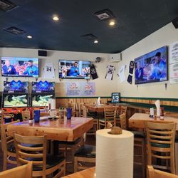 Gator's Dockside Hunters Creek - Good place to watch football