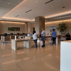 Silver Cross Premier Suburban - Lobby area with tablet checkins, elevators to the right