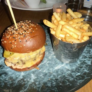 Burger and Lobster - Classic 8oz burger with fries - American Near Me - London, XGL Burger and Lobster - Classic 8oz burger with fries - American Near Me - London, XGL