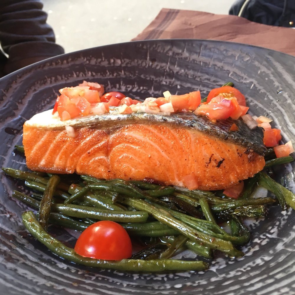 Café Beaujolais - Dos de saumon et sa sauce vierge, haricots verts (grilled salmon, virgin olive oil sauce, and buttered greens) ~ €17 - French Near Me - Paris, 75