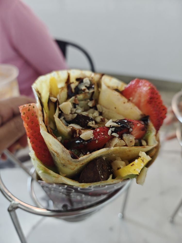 Eight Turn Crepe Logo