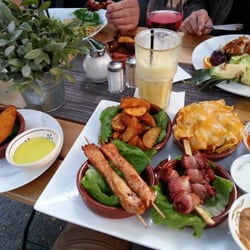 Tomasa - Tapas (vorne), Salat mit Hühnchen und Obst (oben links), Pasta mit Filetspitzen (oben rechts, leider kaum zu sehen)