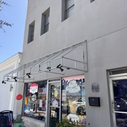 Sticky Fingers Screamery & Lounge - Outside