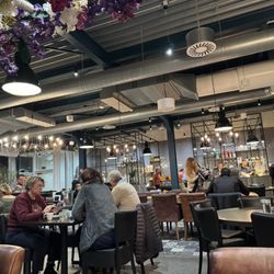Holiday Inn Brussels Airport - The restaurant is gorgeous!