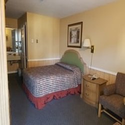 Coulee House Inn & Suites - One queen bed room.