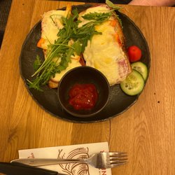 DANECKER - Überbackenes Weckerl mit Salami, Käse und Paprika