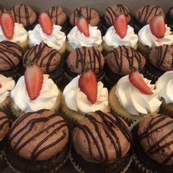 Fifth Avenue Cake Works - Death by chocolate and Strawberry filled cupcakes!