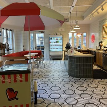 Handy and Hot - Picture of restaurant in hotel lobby. - Bakeries Near Me - Charleston, South Carolina