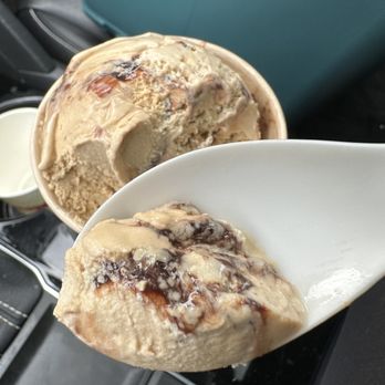 Baskin-Robbins - A scoop of Jamoca Almond Fudge - Ice Cream & Frozen Yogurt Near Me - Waipahu, Hawaii Baskin-Robbins - A scoop of Jamoca Almond Fudge - Ice Cream & Frozen Yogurt Near Me - Waipahu, Hawaii