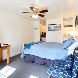 Arbor Inn Motel - Oakridge - Birds Nest Room, Totally Remodeled room, new bed, 43 inch TV, all new bedding & towels.