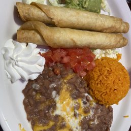 Combo plate with chicken flautas Combo plate with chicken flautas