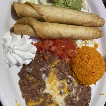 Tamayo Restaurant - Combo plate with chicken flautas - Mexican Near Me - Los Angeles, California Tamayo Restaurant - Combo plate with chicken flautas - Mexican Near Me - Los Angeles, California