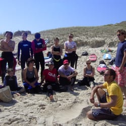 Maximum Surfcamp - Theorie muß auch sein, aber am Strand... (Hier: Vorfahrtsregeln, man beachte die hübsche Sand-Welle!!)