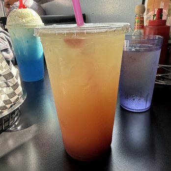 B&D's Food Hut - Strawberry lemonade - Burgers Near Me - Long Beach, Washington