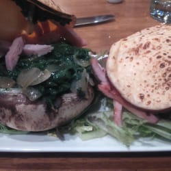 Caprice - Giant musrooms covered with ham, spinache, lettuce and melted cheese.
