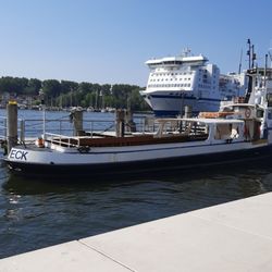 Ostseeheilbad Travemünde - Ein Schiff läuft aus