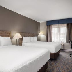 Baymont by Wyndham Waukesha - Guest room