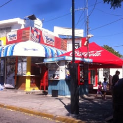 Toriiito Salsas & Grill - La fachada de día, cuando nadie está