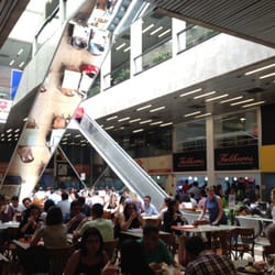 Shopping Vitrine Iguatemy - Praça de alimentação. Muitas mesas no térreo e algumas no primeiro andar.