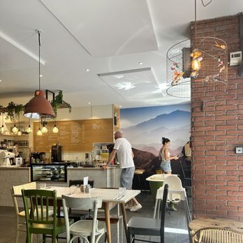 Slake Coffee - Inside of the restaurant - Breakfast & Brunch Near Me - Annecy Slake Coffee - Inside of the restaurant - Breakfast & Brunch Near Me - Annecy