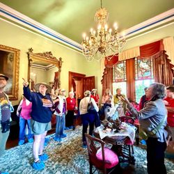 Los Angeles County Arboretum and Botanic Garden - Large crowds on the tour inside the Queen Anne Cottage!