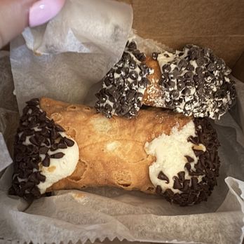 Mike's Pastry - The mini in back - Bakeries Near Me - Boston, Massachusetts