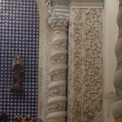 Santuario de Nuestra Señora de Guadalupe - Esta es una capilla interior, en donde se aprecian los adornos barrocos de las paredes y la Talavera usada en el fondo
