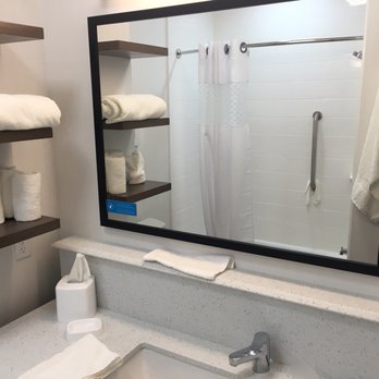 Hampton Inn & Suites Amarillo East - Bathroom sink and towel set up - Hotels Near Me - Amarillo, Texas Hampton Inn & Suites Amarillo East - Bathroom sink and towel set up - Hotels Near Me - Amarillo, Texas