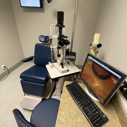 Maziar Lalezary, MD - Doctor Retina - Exam room