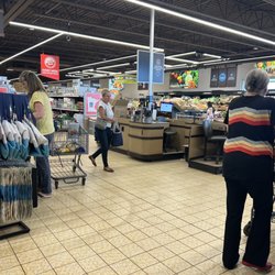 ALDI - Empty cashier area-only one live cashier working