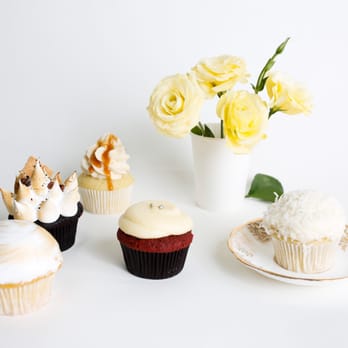 Sweetbites - cupcakes and a vase of flowers - Bakeries Near Me - Etobicoke, Ontario