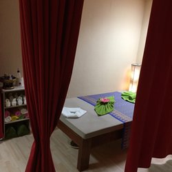 Taroma - Massageliege. Rollstuhl Fahrern wird auf die liege geholfen oder im Rolli massiert .
