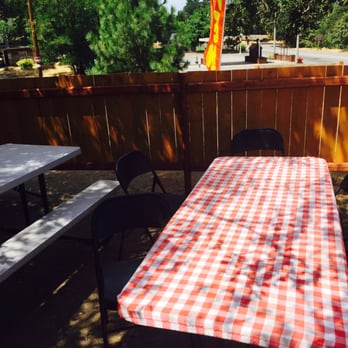 Manny's Lonchera - Outdoor picnic benches in the shade at Manny's taco truck - Food Trucks Near Me - Underwood, Washington