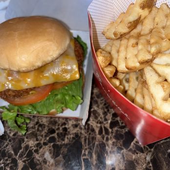 Chick-fil-A - Spicy Deluxe Sandwich - Fast Food Near Me - Byram, Mississippi