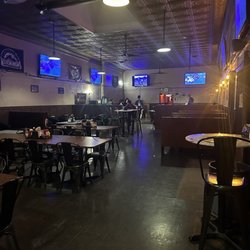 Jordinellis Sports Bar & Restaurant - Nice, generous size dining room