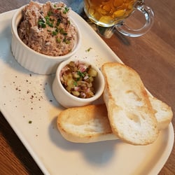 Spec. fotb. nabidka: Veprova pomazanka s chilli. Dokonce s moji bezlep. bagetou. 10*/10*. Kuchari tu sazi latky hodne vysoko.